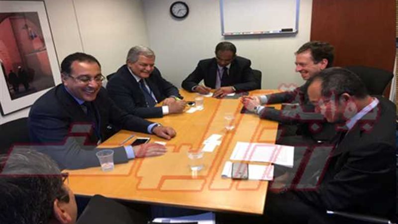 وزير الإسكان يجتمع