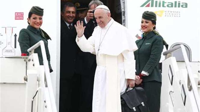 البابا فرنسيس يغادر