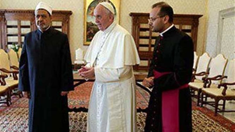 قبل زيارة البابا