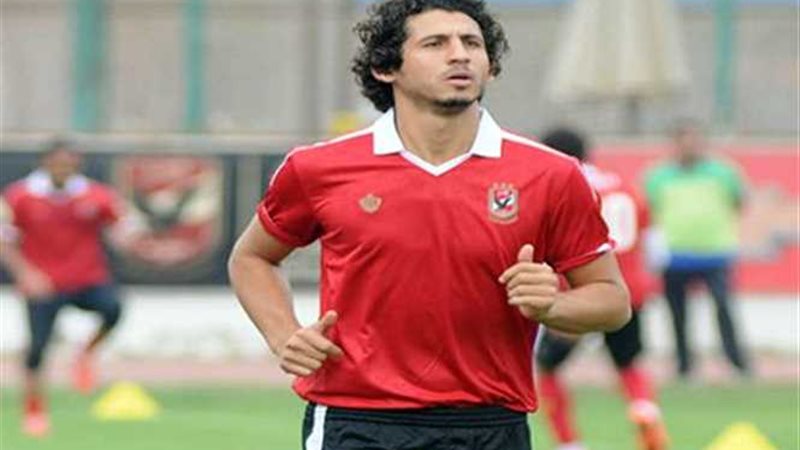 مدافع الأهلي يواصل