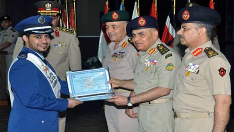 وزير الدفاع يشهد