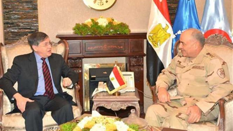 رئيس الأركان يناقش