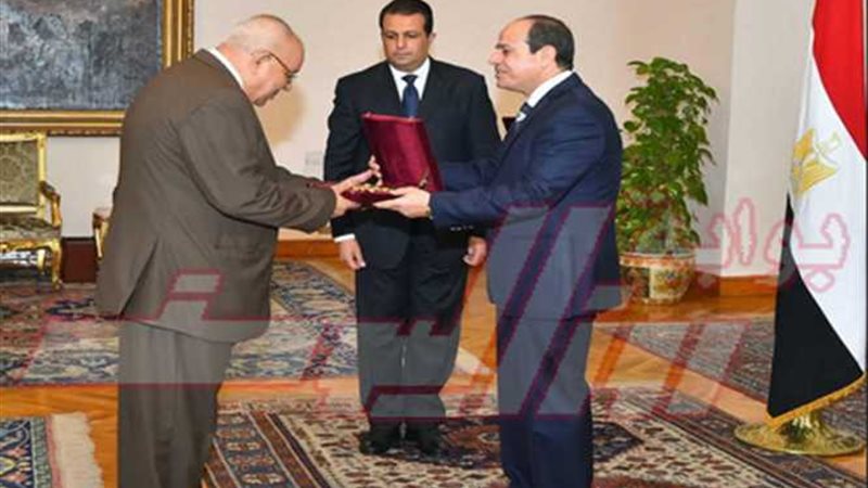 الرئيس يمنح وسام