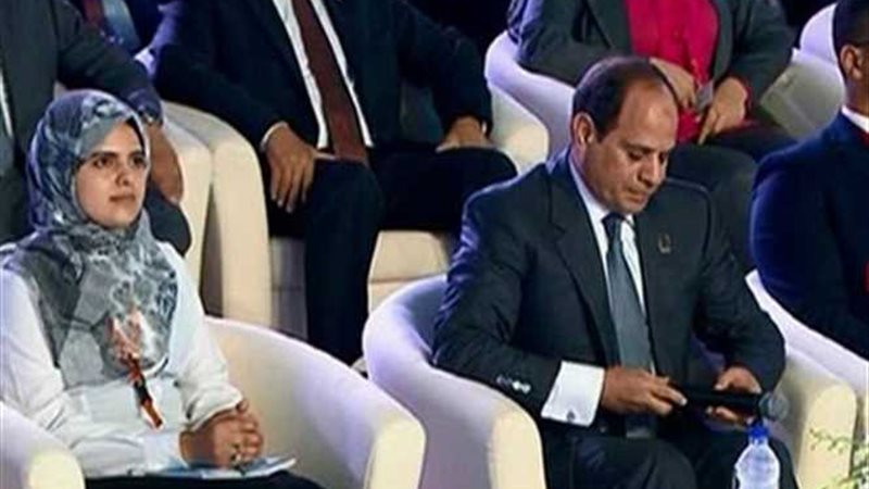 الطالبة مريم تجلس