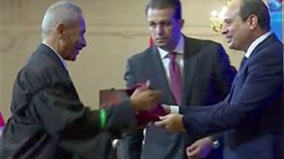الرئيس السيسى يكرم عدداً من العلماء وأوائل الخريجين باحتفالية 