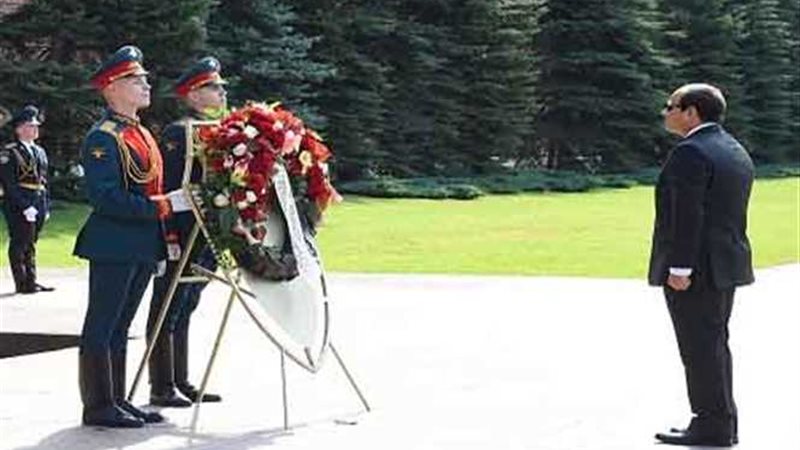 الرئيس السيسي يضع