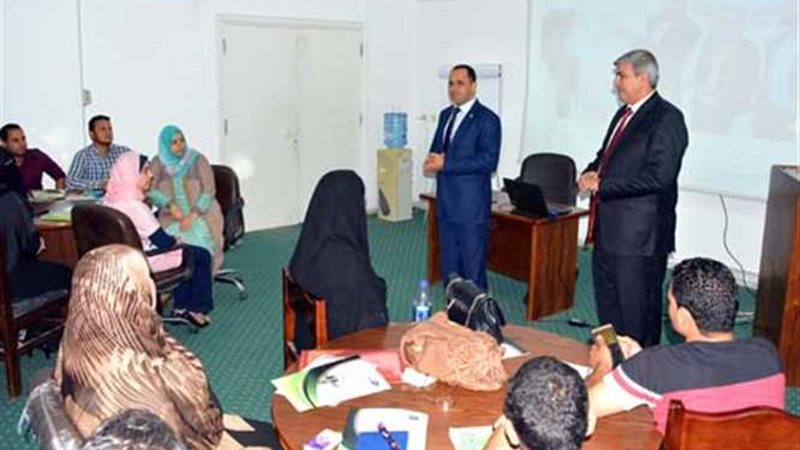 بالصور..رئيس جامعة