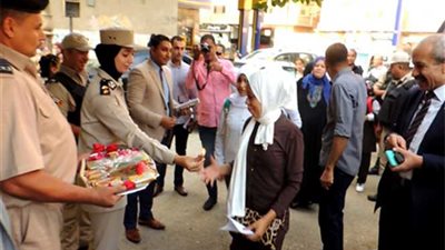 بالورود والحلوي الداخلية تستقبل التلاميذ