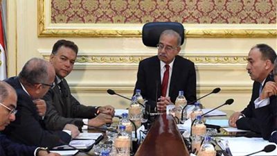رئيس الوزراء يعقد اجتماعا لتطوير مشروعات الطرق