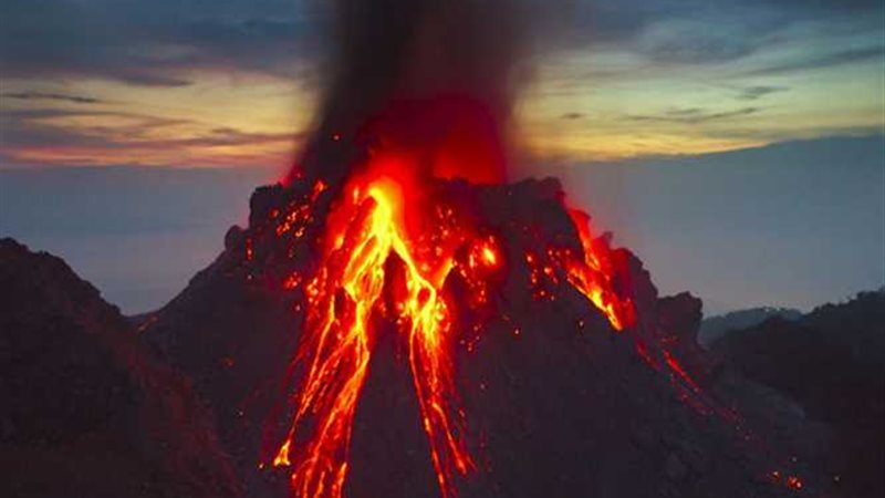 عشرات الآلاف يفرون