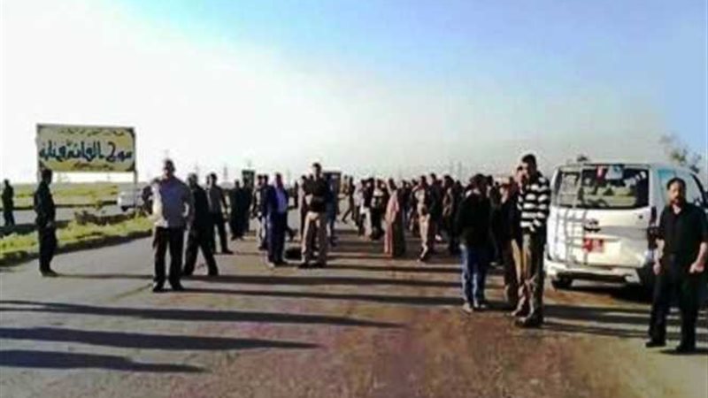 متظاهرون يقطعون طريق