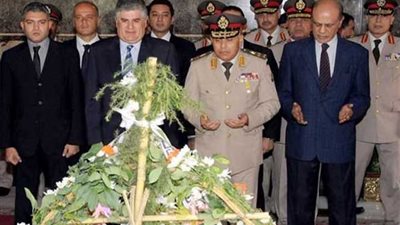 بالفيديو.. السيسي ينيب وزير الدفاع لوضع إكليل من الزهور على ضريح عبدالناصر