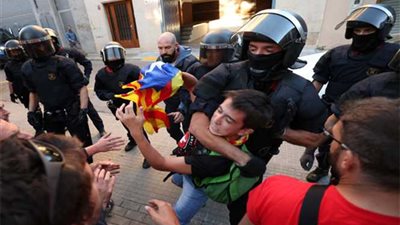 اشتباكات عنيفة بين الشرطة والناخبين فى 