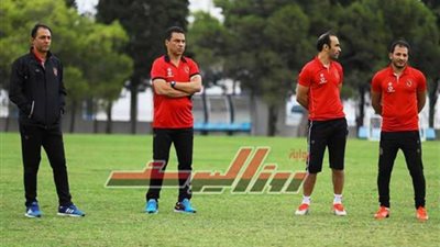 بالصور .. البدري يعقد المحاضرة الفنية الأخيرة للاعبي الأهلي