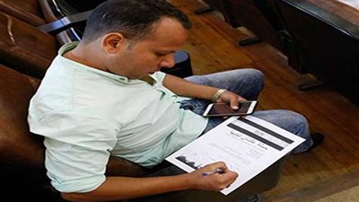 عمال مصر يوقعون استمارة مبايعة السيسى لولاية ثانية