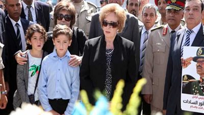 جيهان السادات تقرأ الفاتحة على روح بطل الحرب والسلام