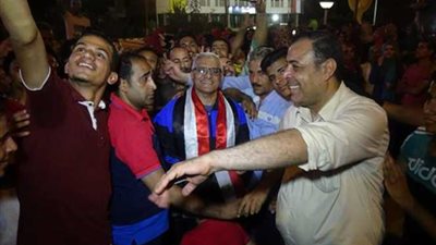 رئيس جامعة المنيا يشارك الطلاب فرحتهم بالتاهل لكأس العالم