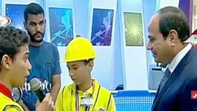 بالفيديو.. إنسان آلي يرقص أمام السيسي على أغنية «جانجام ستايل»