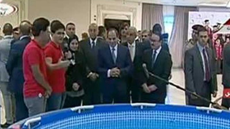 السيسي يتفقد معرض