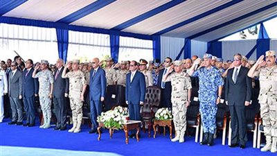 الرئيس يرفع العلم علي 4 وحدات بحرية جديدة