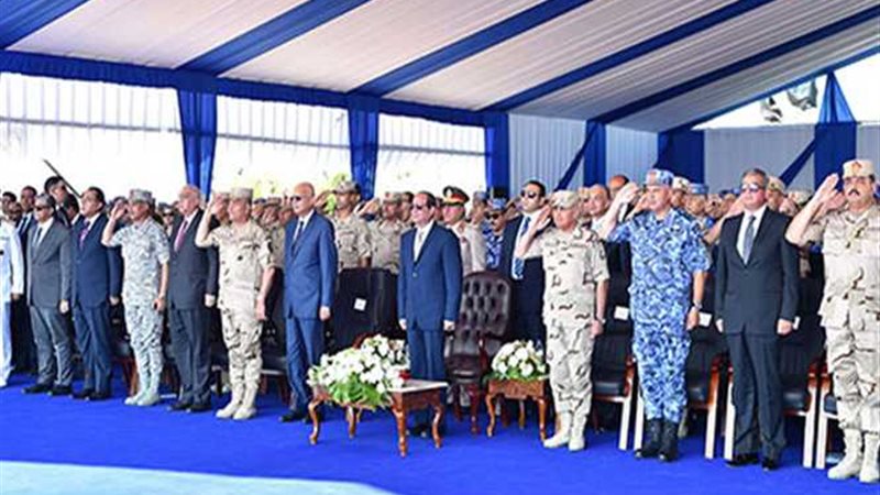 الرئيس يرفع العلم