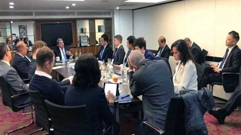 وزير المالية يلتقي