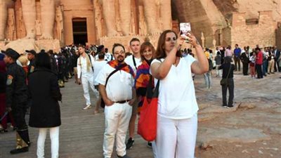 بالفيديو .. 3500 سائح أجنبى وزائر مصرى شاهدوا ظاهرة تعامد الشمس بأبو سمبل