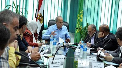 القليوبية تبحث إنهاء مشروعات صرف صحي متعثرة