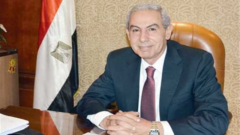 وزير الصناعة يستعرض