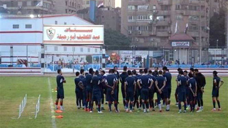 نيبوشا يشرح للاعبين