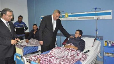 محافظ الجيزة يزور مصابي حادث طريق الواحات البحرية