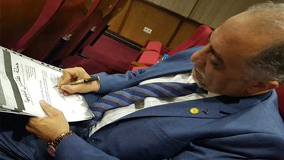 رئيس لجنة التضامن بالبرلمان يوقع على استمارة
