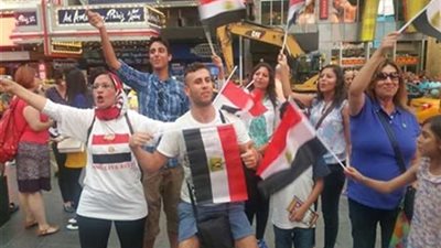 شوارع باريس تتزين بالأعلام المصرية للترحيب بالسيسي