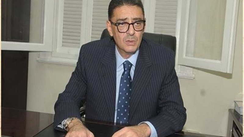 طاهر يعقد جلسة مع