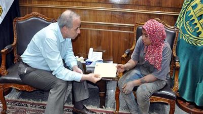 إعانة مالية لطفلة تصرف على أسرتها بكفر شكر