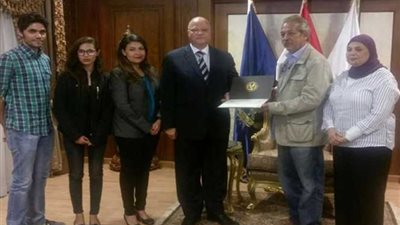 تكريم الأسرة المشاركة في ضبط المتهمين باختطاف 