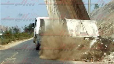 بالصور.. سيارات حي شبرا الخيمة تلقي مخلفاتها بترعة الإسماعيلية