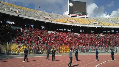 بالصور.. جماهير الأهلي تصل برج العرب