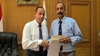 بالصور .. رئيس السكة الحديد يكرم مضيف قطار لأمانته خلال عمله