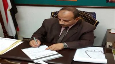 وكيل تعليم بقنا يوقع لحملة 