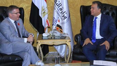 بالصور .. وزير النقل يلتقي السفير الكندي للتعاون في مجال السكك الحديدية والنقل البحري