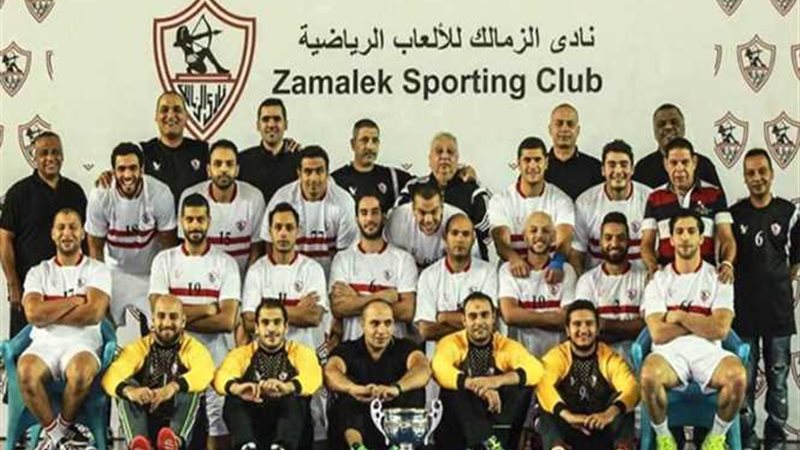 يد الزمالك بطلا لإفريقيا