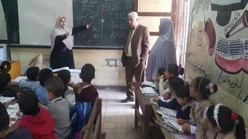 بالصور.. مدير تعليم