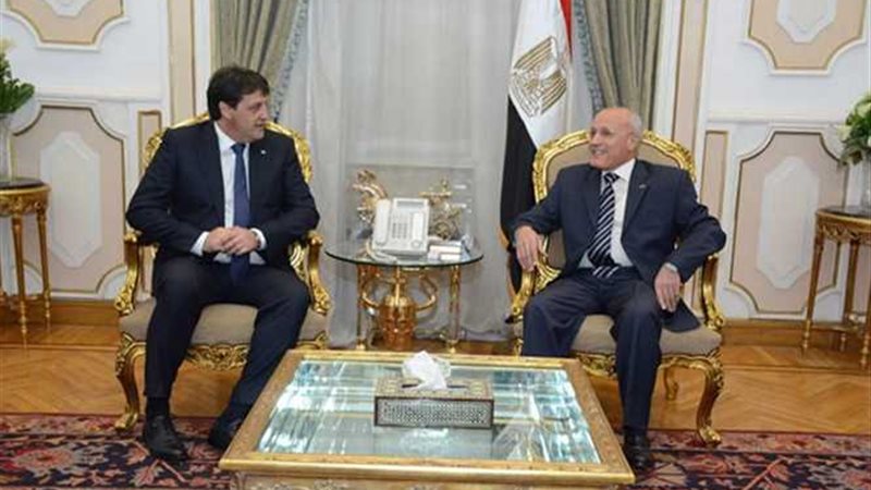 العصار يبحث مع وفد