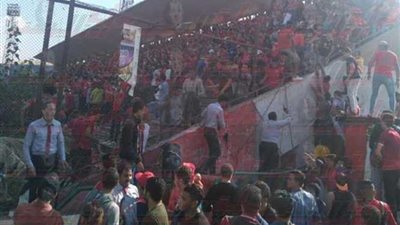 جماهير تقتحم مدرجًا غير مؤهل.. والأمن يحذرهم من سقوطه