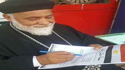 القمص إبراهيم فهمى يوقع استمارة 