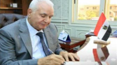 محمد حامد الشريف يوقع على استمارة 