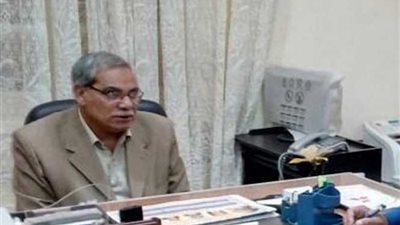 رئيس مدينة ملوي بالمنيا يناقش مشاكل الصرف الصحي والنظافة