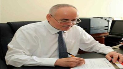 محمد الهواري يوقع على استمارة 