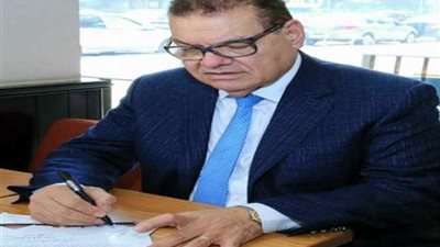 رئيس المجلس التصديري للمفروشات يوقع على استمارة 